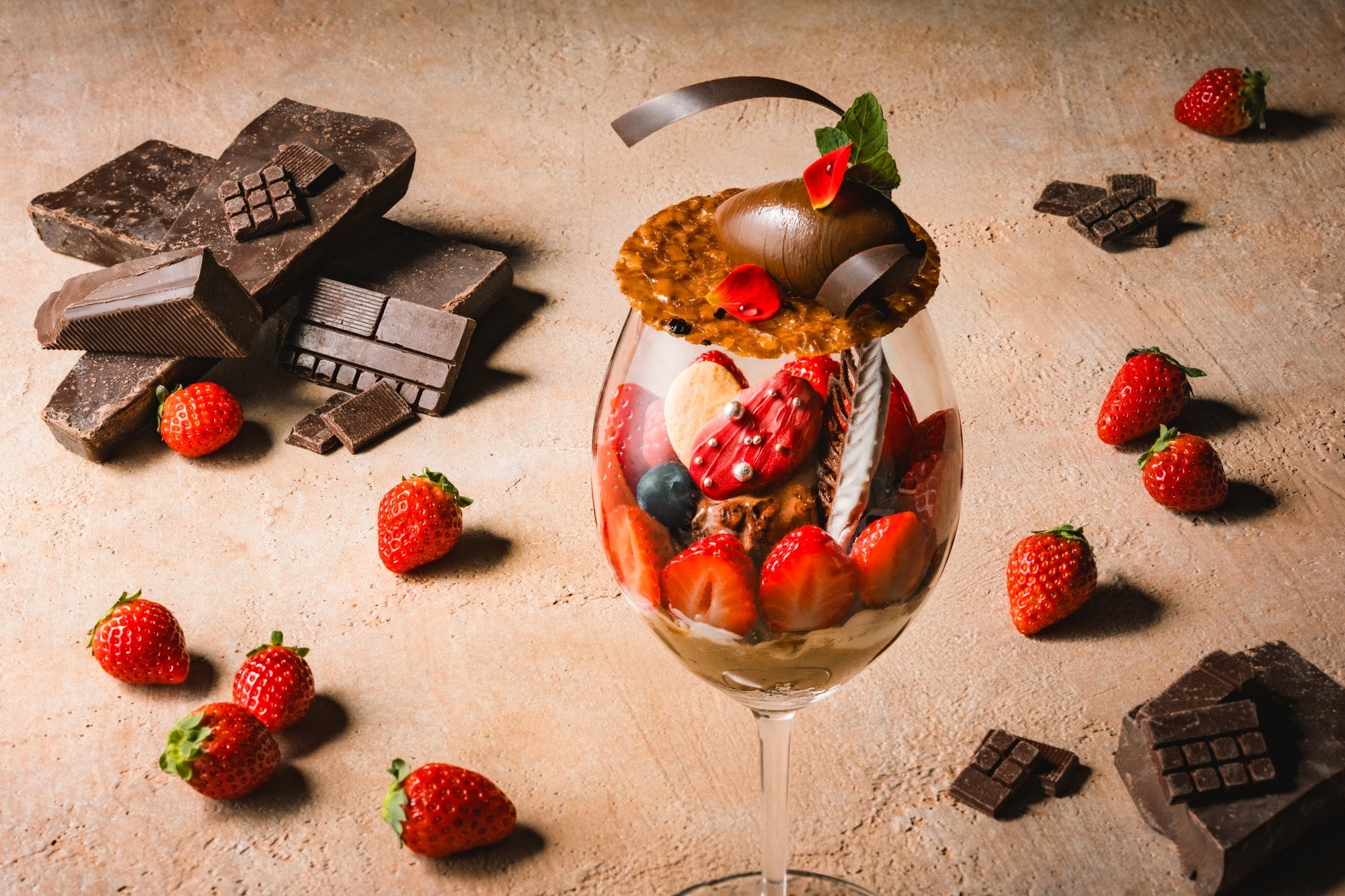 サステナブルなチョコレート×いちごのパフェを、自然派ラグジュアリー