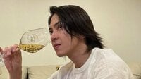 「家ですか？」山下智久 おしゃれすぎる“家飲みショット”を披露！ワインの香りを楽しむ姿や慣れた手つきでグラスを配る様子に「一緒に飲みたい！」
