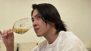 「家ですか？」山下智久 おしゃれすぎる“家飲みショット”を披露！ワインの香りを楽しむ姿や慣れた手つきでグラスを配る様子に「一緒に飲みたい！」