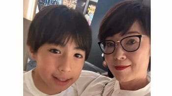 「口元がソックリ」寺島しのぶ 長男・眞秀とジュースをゴクゴク！カメラに仲良く写るツーショットに「同じ顔の2人」とファンほっこり