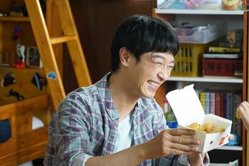 堺雅人「みんなで食べるとおいしい」新CMでナゲットを頬張る