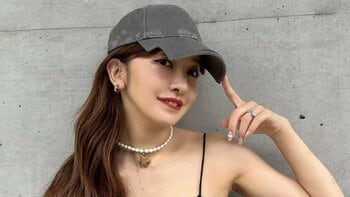 「超絶最高」板野友美 大胆スリット＆美デコルテのキャミドレス姿を披露！曲線美際立つポージングにファンから悶絶の声