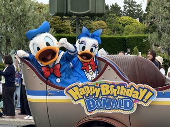 【ドナルドファン必見】ディズニーランドでバースデーイベント開催！グリーティングドライブや華やかなぬいぐるみも登場