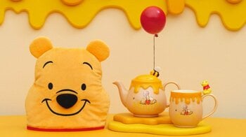 【ファン必見！】プーさんの愛らしいデザインの限定コレクション登場！親子で楽しめるエプロンやマスコット付きタンブラーなど実用的アイテムが勢ぞろい