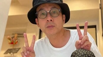 「ショールームのよう」我が家・坪倉 観葉植物飾ったおしゃれな自宅を披露！ムードたっぷりな部屋でソファに腰掛けるショットに「統一感素敵」