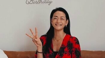 冨永愛(43) 白ビキニ姿のビーチ満喫ショットが「神々しすぎる」と反響！波打ち際で寝転ぶ様子に「抜群のスタイル」「憧れの女性です」