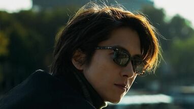 絵になる！」山下智久 タートルネック×サングラス姿でパリ散策