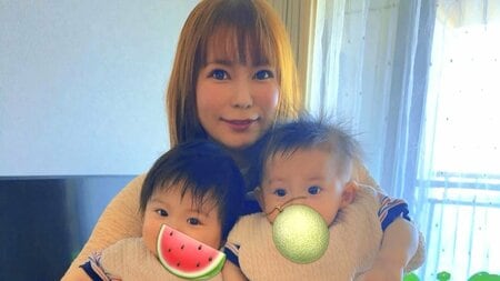 中川翔子 “ちいかわみたい”な生後8ヵ月双子のおててニギニギショット披露！サークル越しに見つめ合う姿に「また成長しましたね」「めっちゃかわいい」