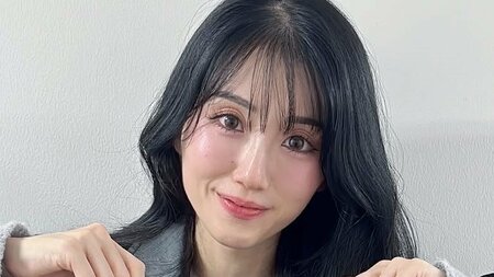 “可愛すぎる新喜劇女優”小寺真理 タイトなミニ丈コーデで編み物する姿に「何でも編めるんだなさすが」と反響！さらに島田珠代リクエストの作品も