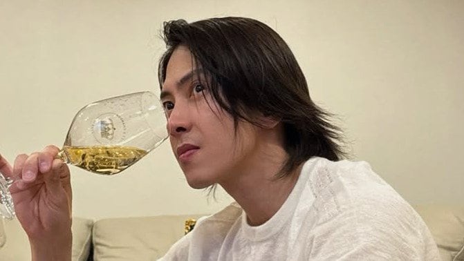 「家ですか？」山下智久 おしゃれすぎる“家飲みショット”を披露！ワインの香りを楽しむ姿や慣れた手つきでグラスを配る様子に「一緒に飲みたい！」