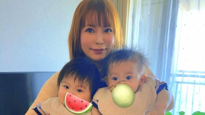 中川翔子 “ちいかわみたい”な生後8ヵ月双子のおててニギニギショット披露！サークル越しに見つめ合う姿に「また成長しましたね」「めっちゃかわいい」