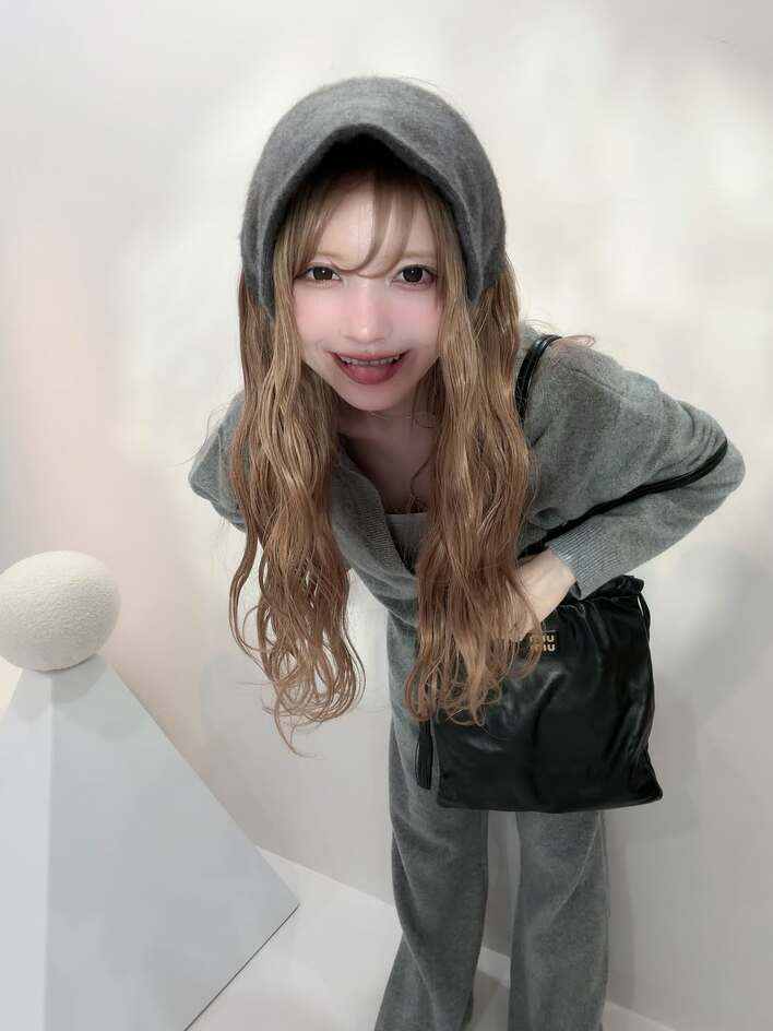 【画像6枚】「舌出し可愛すぎ」益若つばさ デコルテ際立つゆるっとセットアップ姿を見る