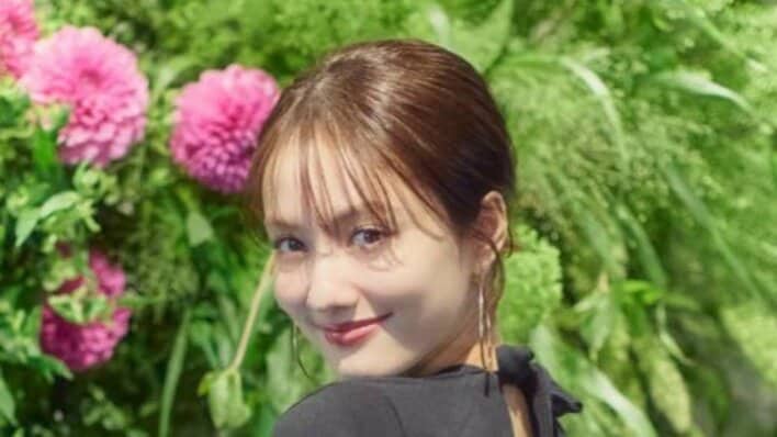 【画像5枚】「背中セクシー」谷まりあ 春の京都旅行で魅せたミニ丈からのぞく美脚と大胆見せ黒ドレス姿を見る