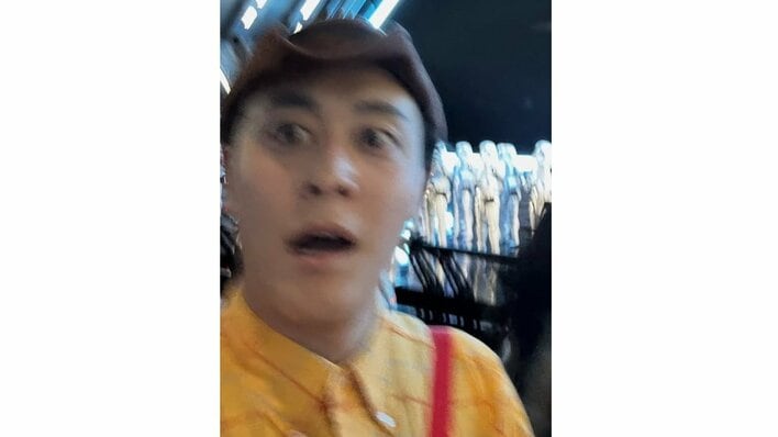 「夢のツーショット！」“阿部寛ものまね”ラパルフェ・都留 フロリダディズニーで“あるキャラクター”との2ショットを公開！「似すぎ」「アニメと実写のコラボ！」と反響