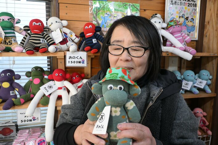 続けるつもりなかった」“人のつながり”紡ぐサルのぬいぐるみ 仮設住宅