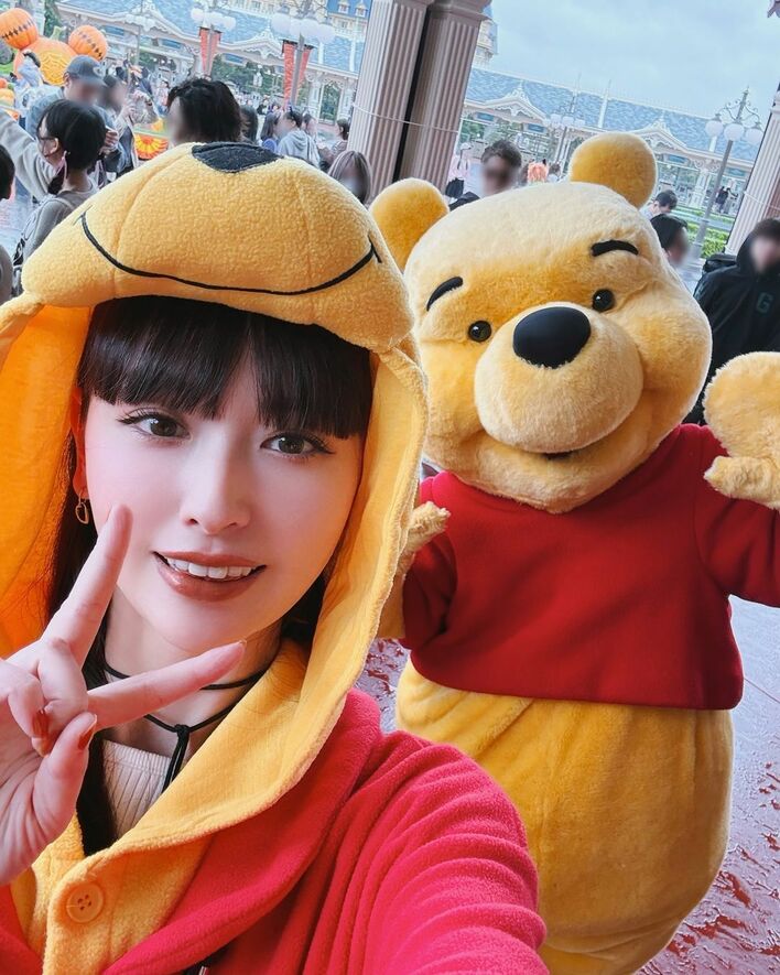 スタイルのいいプーさん」鈴木えみ 娘たちとハロウィンディズニーへ