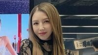 美香 “BLACKPINK４人”の隣で美脚際立つミニスカ黒タイツ×ロングブーツのコーデ披露！全身黒の大人っぽい姿に「眩しい」「どんどん若返ってます」