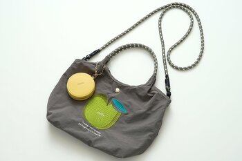 ギフトにも最適！贅沢刺繍が光る【アップル柄】ミニバッグが待望の再入荷＆WEB先行予約スタート。旅行のサブバッグから毎日のお出かけまで大活躍のunify（ユニファイ）でおしゃれを華やかに。