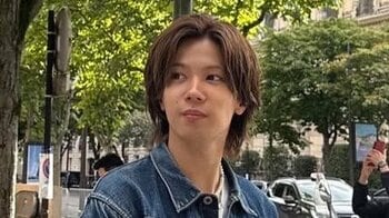 神宮寺勇太 パリ･凱旋門前で思わず爆笑！？おちゃめな姿に「貴公子の休日感半端無い」「こんなの彼氏とのデートの風景じゃん！」と反響