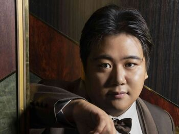 人気お笑い芸人が『ゼクシィ』でまさかの新郎姿を披露！ファーストバイトは「不思議8 割、恥ずかしさ2 割」