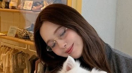 「ママの顔に」第1子妊娠中の藤田ニコル ゆったり“マタニティコーデ”公開！テラス席で愛犬とまったり過ごす姿に「いつもと違う感じ新鮮」