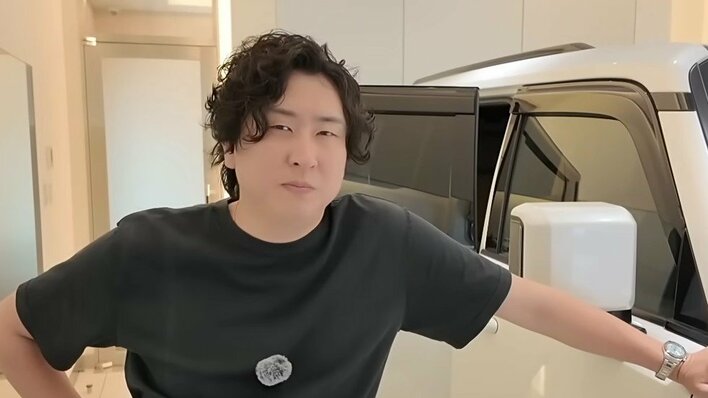 「規模が桁違い」約1300万の高級国産車を人気YouTuberが自身の誕生日プレゼントに購入！ 2台の愛車と並んだ豪華3ショットを披露