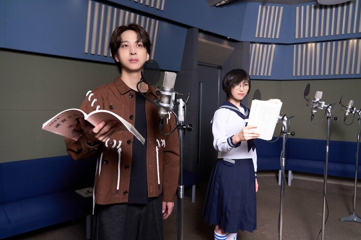 【写真11枚】SUZUKAと寺西拓人のアフレコ収録の様子、作品の場面写真を見る