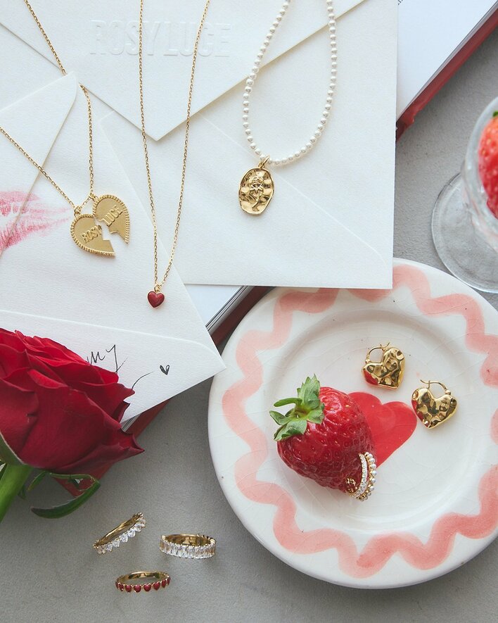 板野友美20周年を記念し、Rosy luceから【初のファッションジュエリーライン】がデビュー！身につけるたび、心が咲く。Rosy luceが届けるのは、あなた自身が輝くジュエリー。