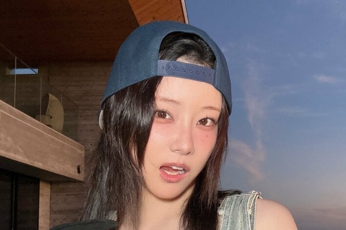重盛さと美 沖縄の豪華ヴィラで夏休み満喫！絶景広がるプールサイドで浮輪に入り夕日を見つめる姿に「最高」「全部素敵」