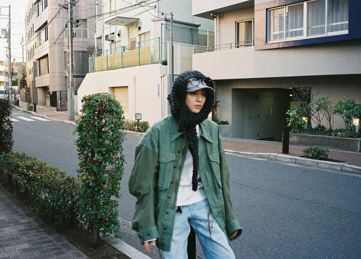 志尊淳 くしゃっと笑顔×グルグルマフラー姿を披露！住宅街で魅せる
