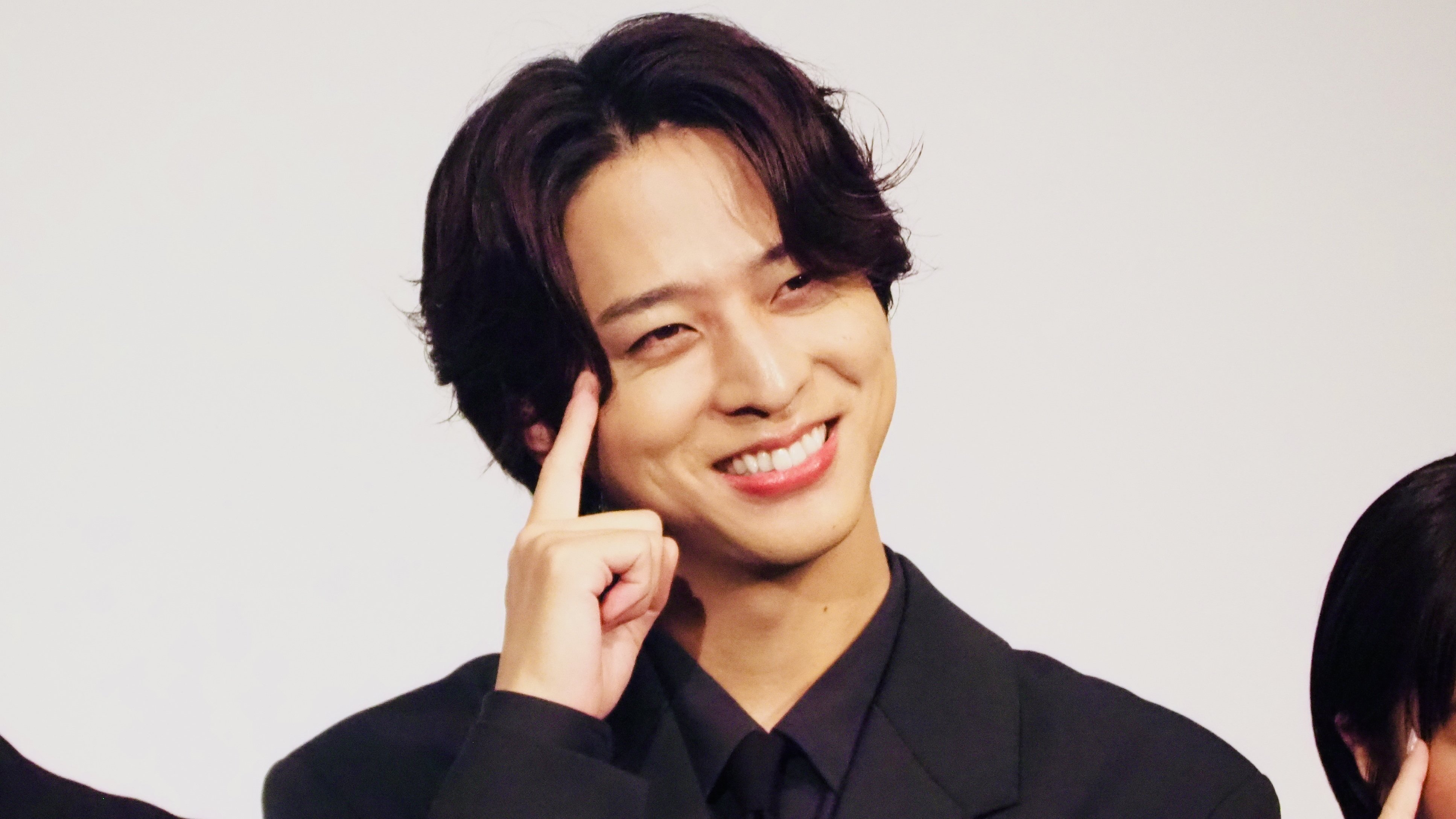 timelesz・寺西拓人 主演映画の撮影現場でエキストラに挨拶をしながら自己紹介！共演の西岡德馬も「テラがかわいらしい」と気遣いを絶賛