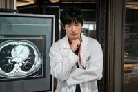 孤独死した老人の遺体が発見される！真澄（ディーン・フジオカ）は後頭部の外傷に目を留めるが…『LOVED ONE』第9話予告