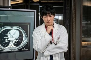 孤独死した老人の遺体が発見される！真澄（ディーン・フジオカ）は後頭部の外傷に目を留めるが…『LOVED ONE』第9話予告