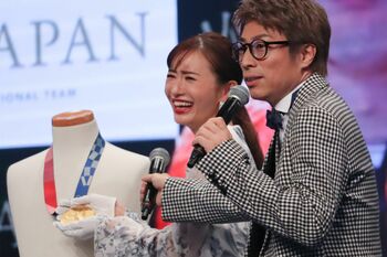 松本まりか、金メダルに触れて大感激！ロンブー淳は人生初？の役割に「すごく緊張しています」