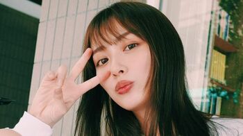 内田理央　大胆な肌見せジーンズ姿を公開！驚きのエピソードも明かす「ズボン破れてると運気下がるよって叱られました」