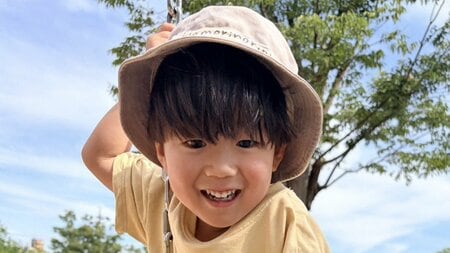 「あかん何回見ても分からんw」4歳男の子の“才能感じるマジック”がSNSで大バズり！「え！どうなってる？」空っぽのはずの小さな手からごはんが出現！？【BUZZコレ】