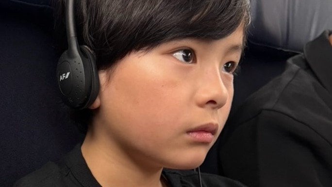 『箱の中の羊』出演で話題の子役・桒木里夢 大悟からのプレゼントに“嬉しポーズ”披露！フランス遠征中ショット「可愛い♡」「心から幸せそうな顔」