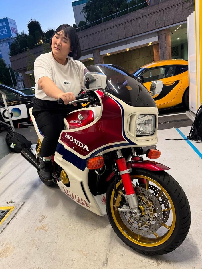 【画像7枚】レイザーラモンRG “愛車”のバイクにヨネダ2000がまたがる迫力満点ショットを見る
