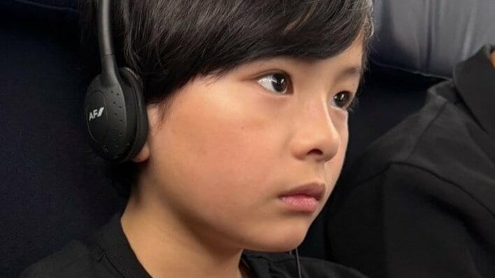 【画像7枚】『箱の中の羊』出演で話題の子役 大悟からのプレゼントに“嬉しポーズ”披露する桒木里夢を見る