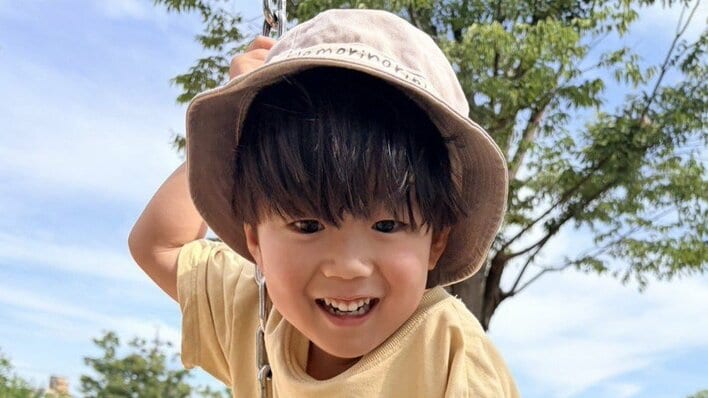 「あかん何回見ても分からんw」4歳男の子の“才能感じるマジック”がSNSで大バズり！「え！どうなってる？」空っぽのはずの小さな手からごはんが出現！？【BUZZコレ】
