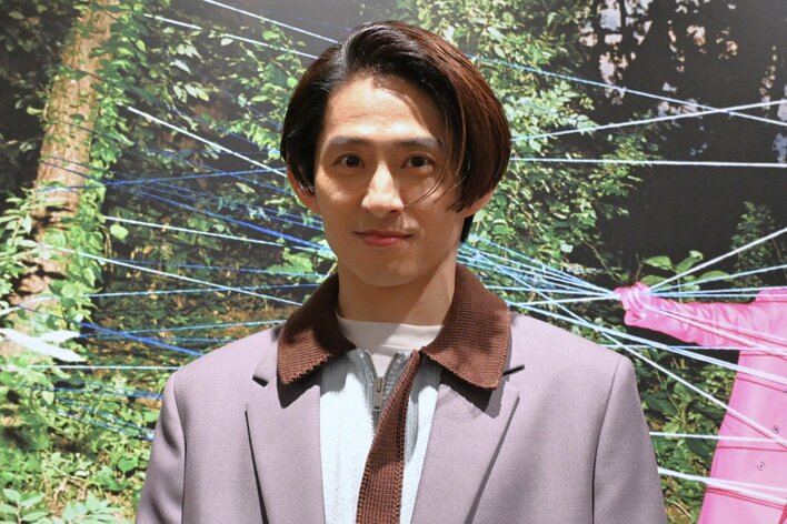 【画像】「全然誰も気づかなかったです！」自身の写真集の展覧会でエピソードを語る三宅健を見る