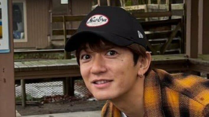 【画像11枚】大倉士門が沖縄の美ら海水族館で巨大な魚になりきった無邪気な姿や透き通った青い海を背にしたフォトジェニックなショットなどを見る