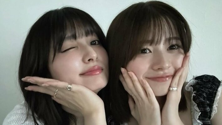 吉川愛 26歳誕生日を桜田ひよりが祝福!「ブレスレットおそろい!?」“ひよあい”のほっこりツーショットや大きなバルーンを持った姿も「最強に尊いよ」