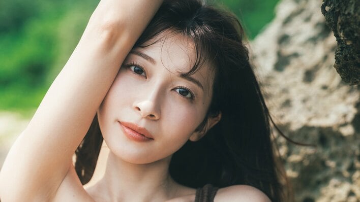 フリーアナ山本里菜初水着グラビア挑戦！表紙カットがついに解禁　1stフォトブック『りな、です』