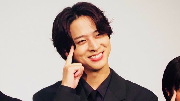 timelesz・寺西拓人 主演映画の撮影現場でエキストラに挨拶をしながら自己紹介！共演の西岡德馬も「テラがかわいらしい」と気遣いを絶賛