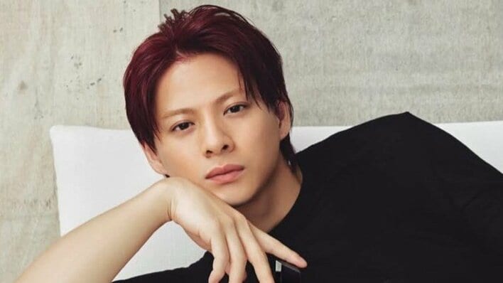 平野紫耀 カメラ目線の寝そべりショットにファンもん絶「心臓えぐられるっっっ♡」「たまらんです」“バチイケ”な黒スーツ姿も