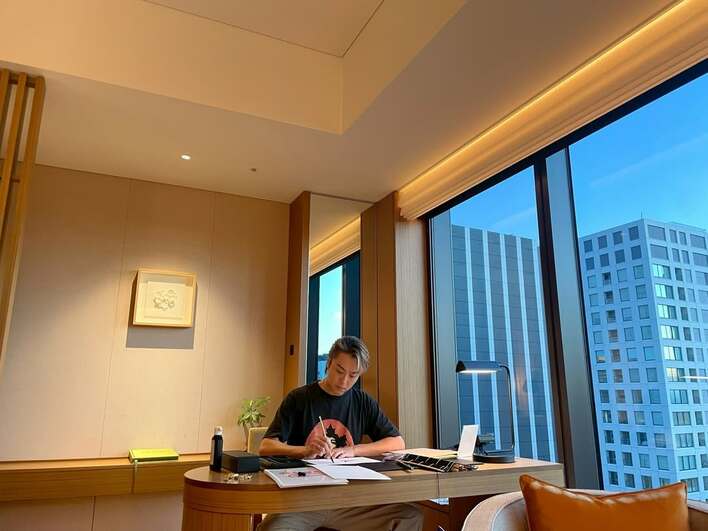 え？お家初披露？」EXILE TAKAHIRO 「自宅の書斎」と公開した写真に