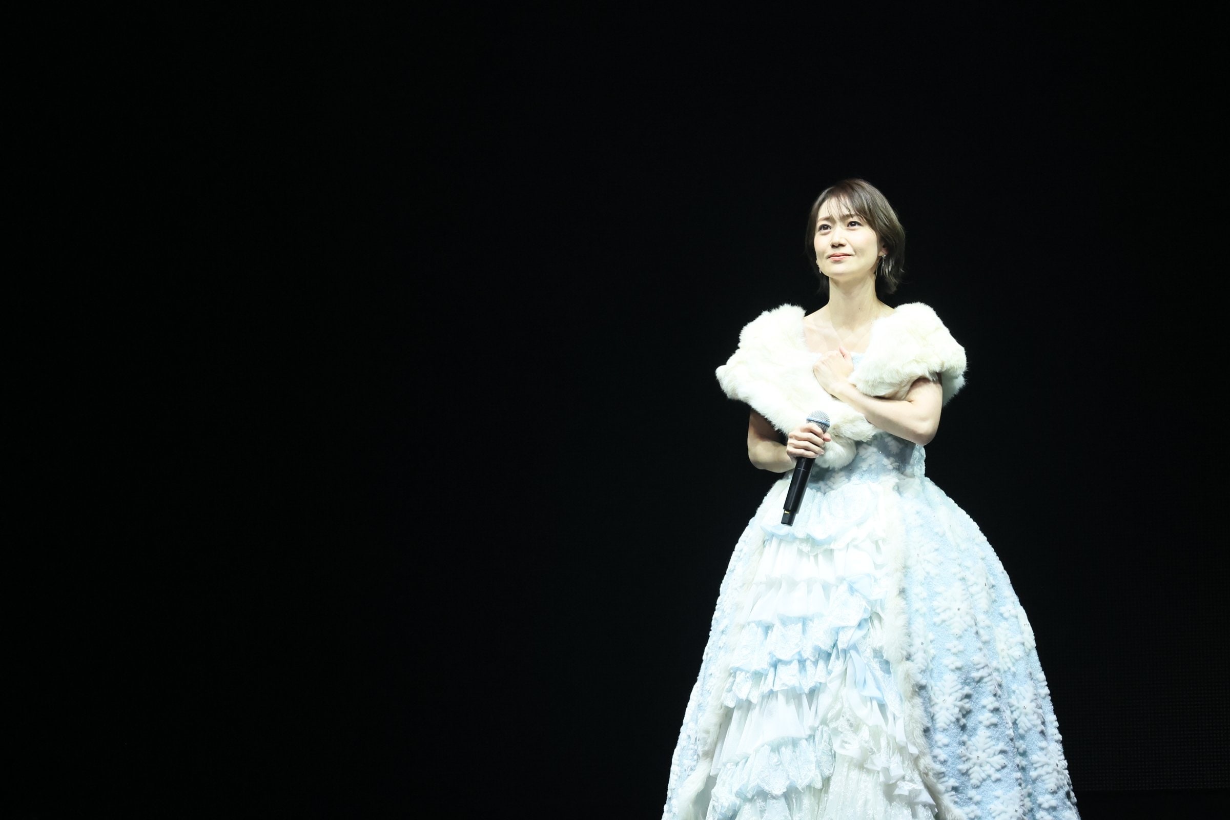 大島優子が純白ドレスで登場し会場が一面緑色に！井上ヨシマサの伴奏で