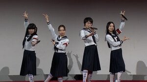 新しい学校のリーダーズ 光沢感のある明るいセーラー服姿・ゴールドのスカーフで登場！【第54回 ベストドレッサー賞】