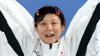 “仮面ライダー”なスピスケ日本のデザインが話題！女子日本代表の“SF感ある”ヘルメットに「近未来感あってかっこいい」【ミラノ・コルティナ五輪】